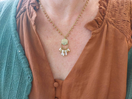 collier doré et nacre pendentif martelé
