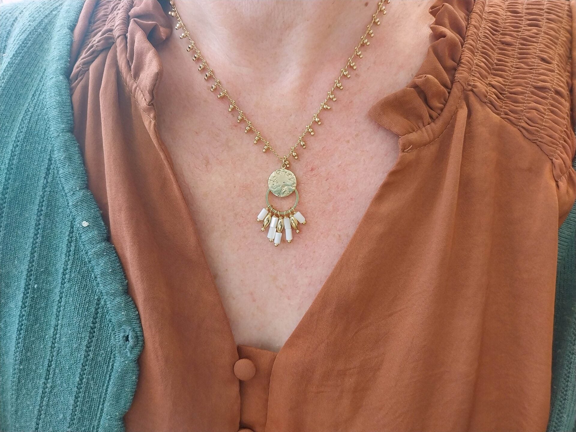 collier doré et nacre pendentif martelé