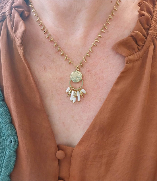collier doré et nacre pendentif martelé