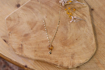 collier doré et pendentif cœur citrine
