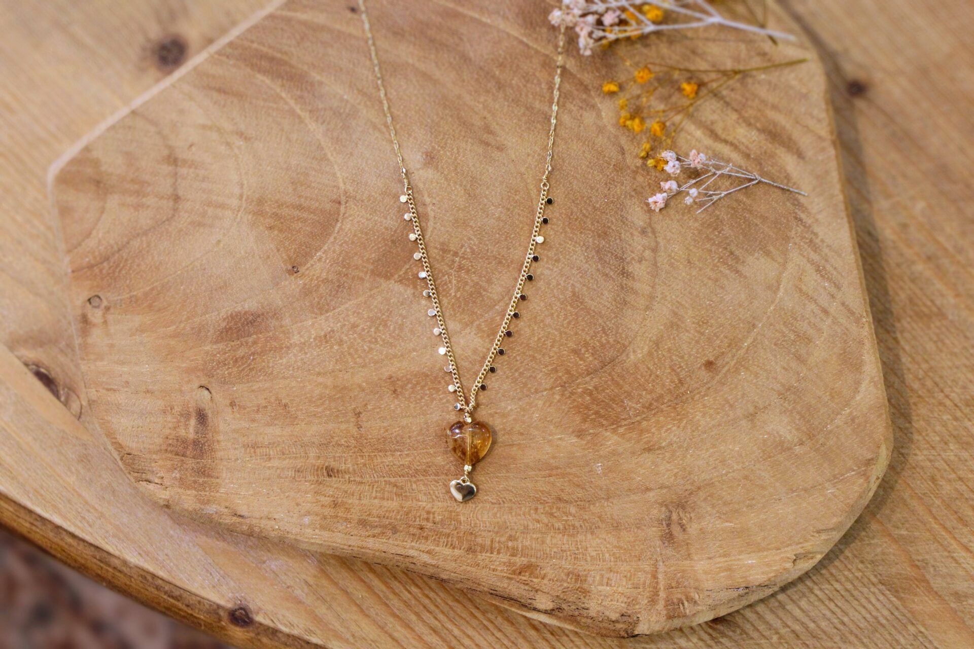 collier doré et pendentif cœur citrine