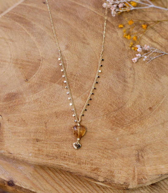 collier doré et pendentif cœur citrine