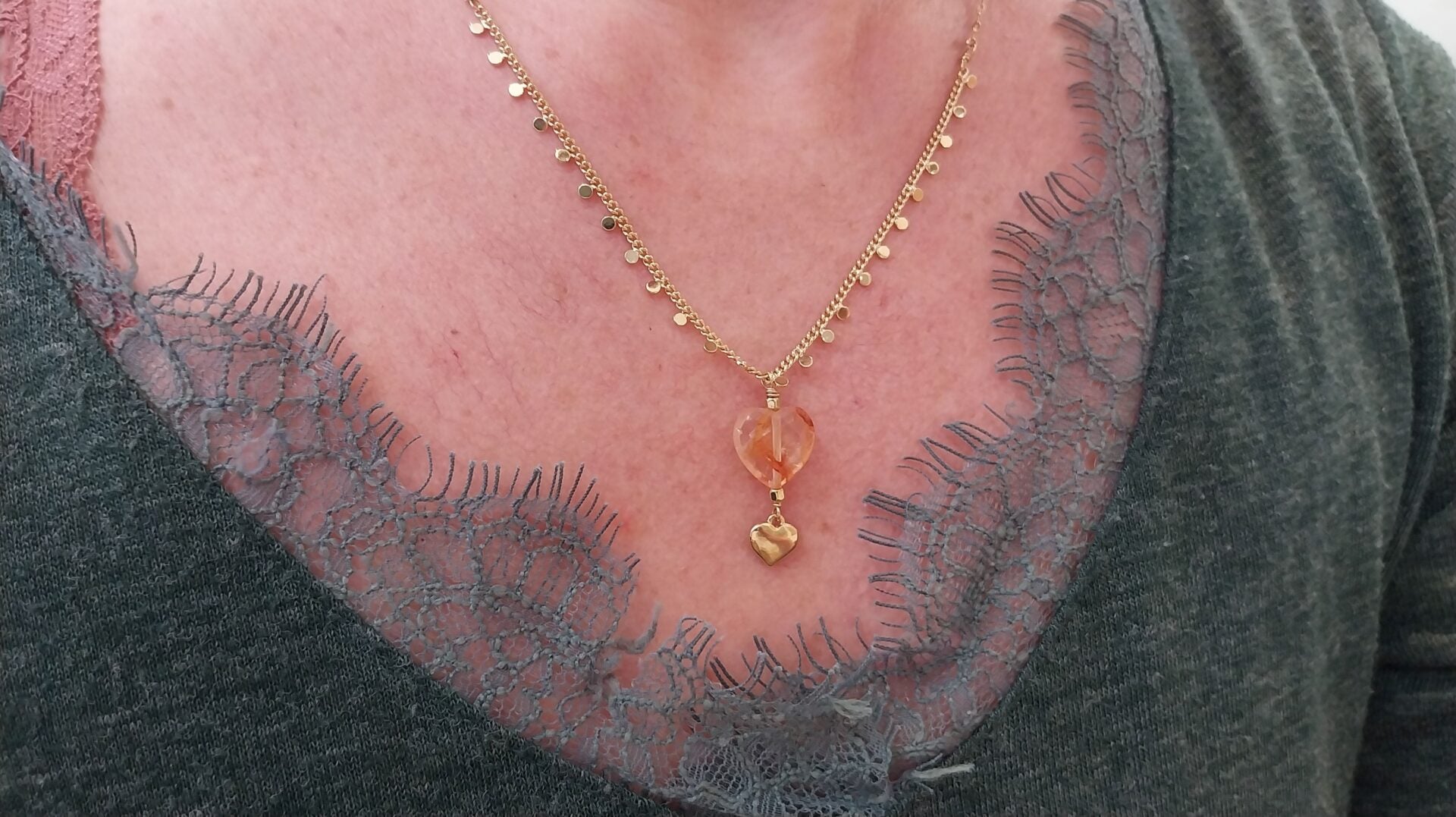 collier doré et pendentif cœur quartz hématoïde orange translucide