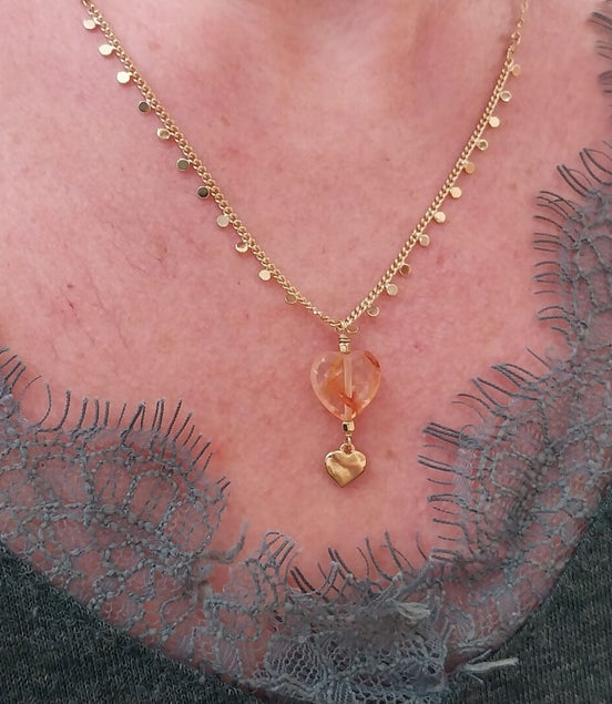 collier doré et pendentif cœur quartz hématoïde orange translucide