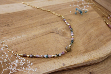bijou femme collier doré tourmaline et saphir