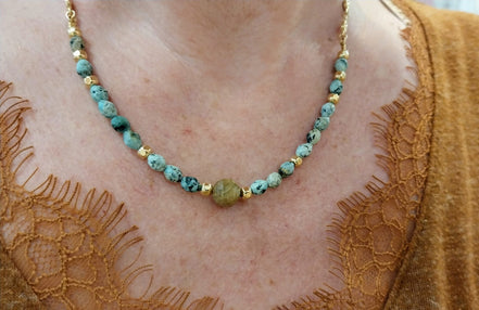 collier doré jaspe africain couleur bleu turquoise et saphir ocre idée cadeau bijou femme