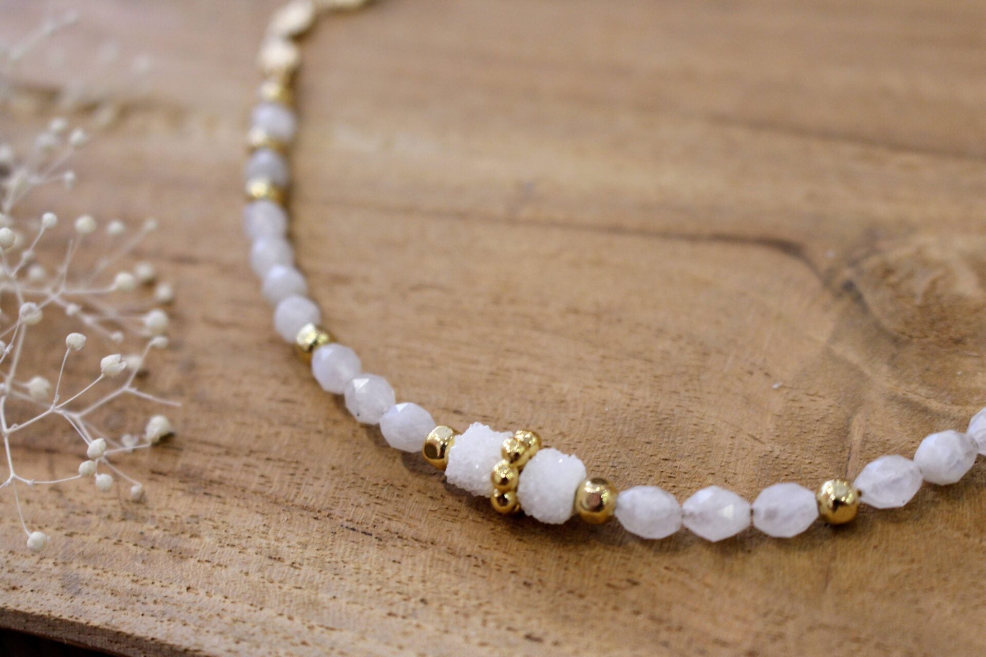 bijou femme collier doré perles olives facettées pierre de lune et cristal de roche