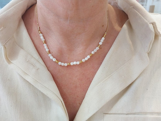 collier doré ras du cou nacre porté