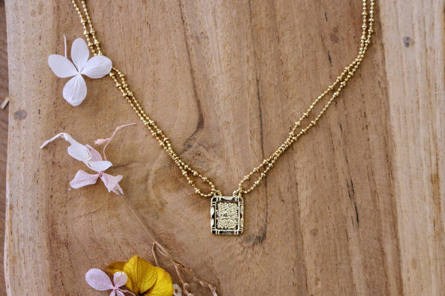 collier doré talisman