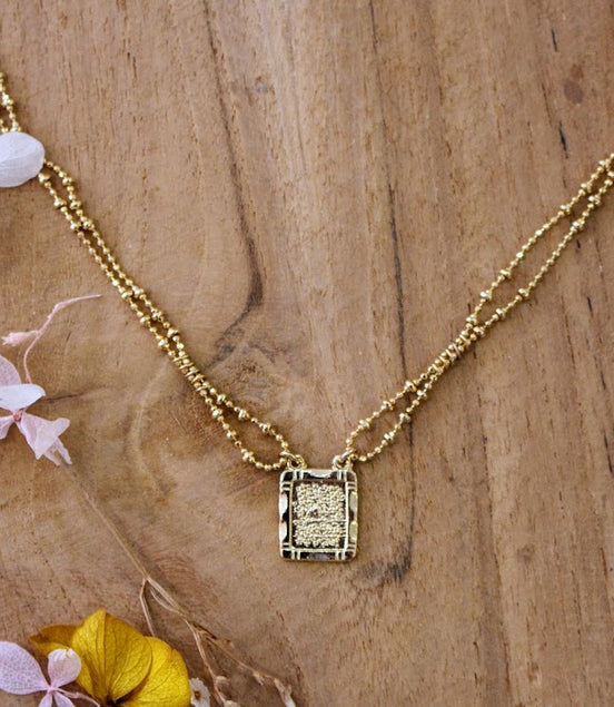 collier doré talisman