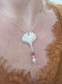 collier femme idée cadeau pendentif ginkgo biloba sur chaine