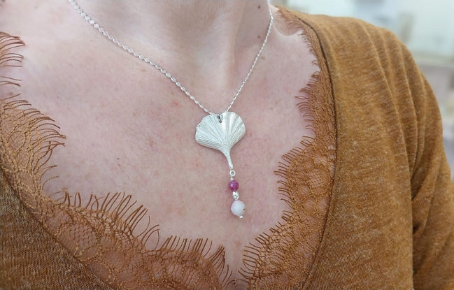 collier femme idée cadeau pendentif ginkgo biloba sur chaine