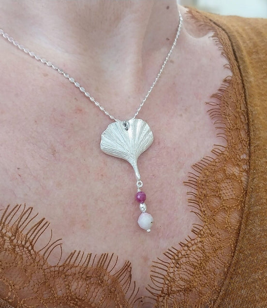 collier femme idée cadeau pendentif ginkgo biloba sur chaine