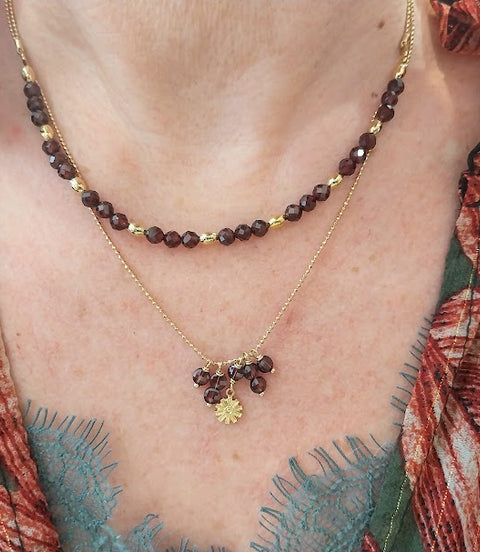 collier grenat ras du cou