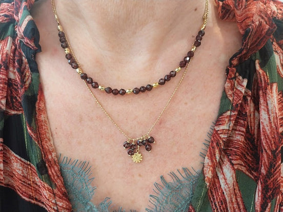 collier grenat ras du cou