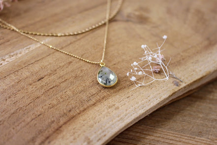 collier doré double rang pendentif phrénite épidote