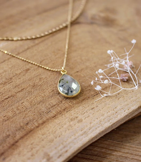 collier doré double rang pendentif phrénite épidote
