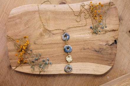 collier long doré céramique bleu