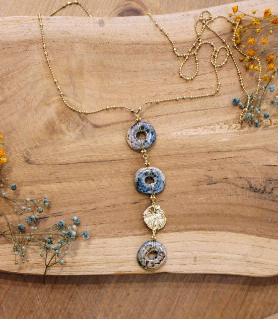 collier long doré céramique bleu