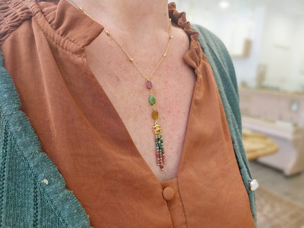 bijou femme collier doré pendentif pierres multicolores