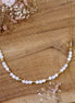 collier doré ras du cou perles de nacre