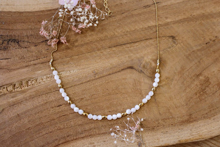 collier doré ras du cou perles de nacre
