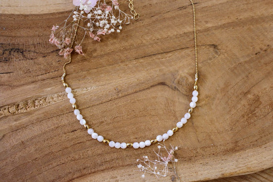 collier doré ras du cou perles de nacre
