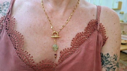 collier QUIÉTUDE doré - préhnite épidote - rubis