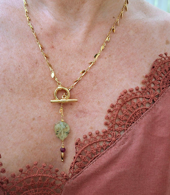 collier QUIÉTUDE doré - préhnite épidote - rubis
