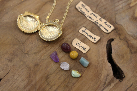 Collier doré CHEMIN ( variation Bola de grossesse existante )