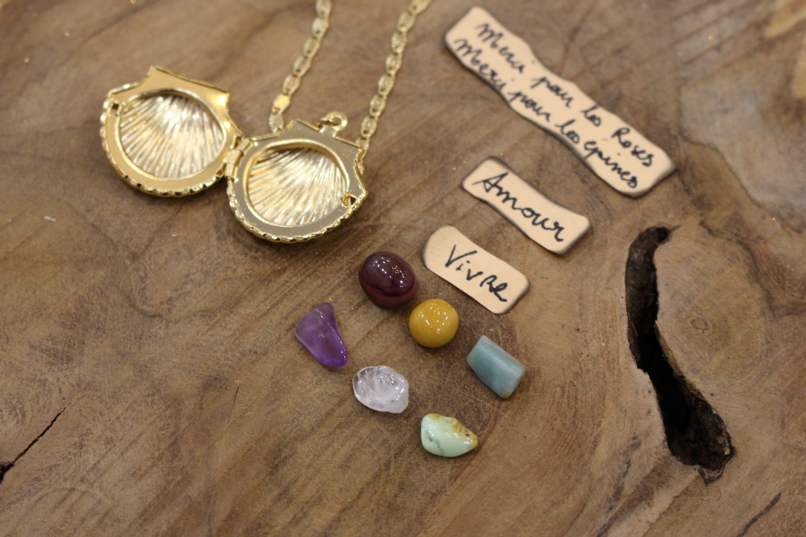 Collier doré CHEMIN ( variation Bola de grossesse existante )