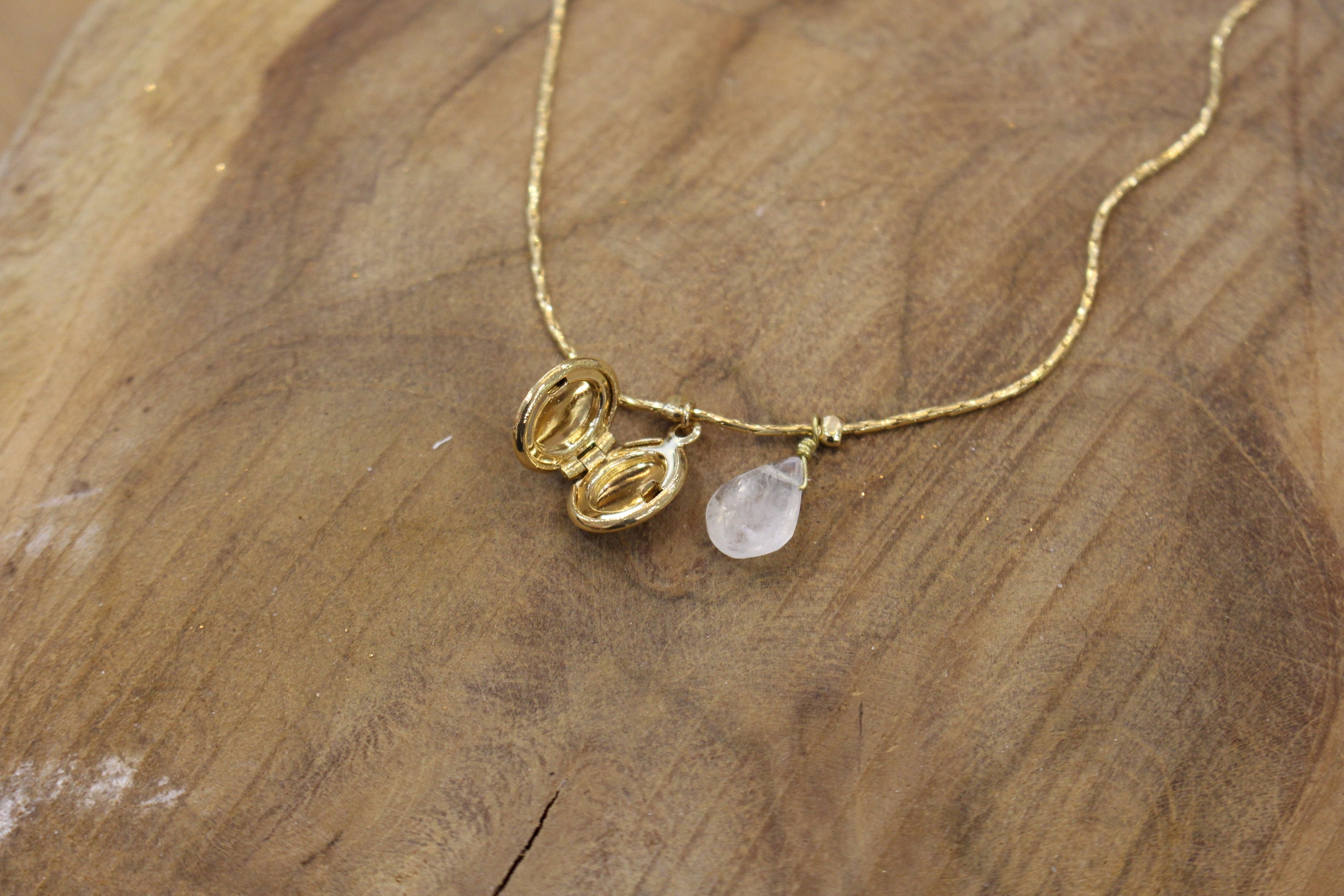 Collier doré A COEUR CLOS