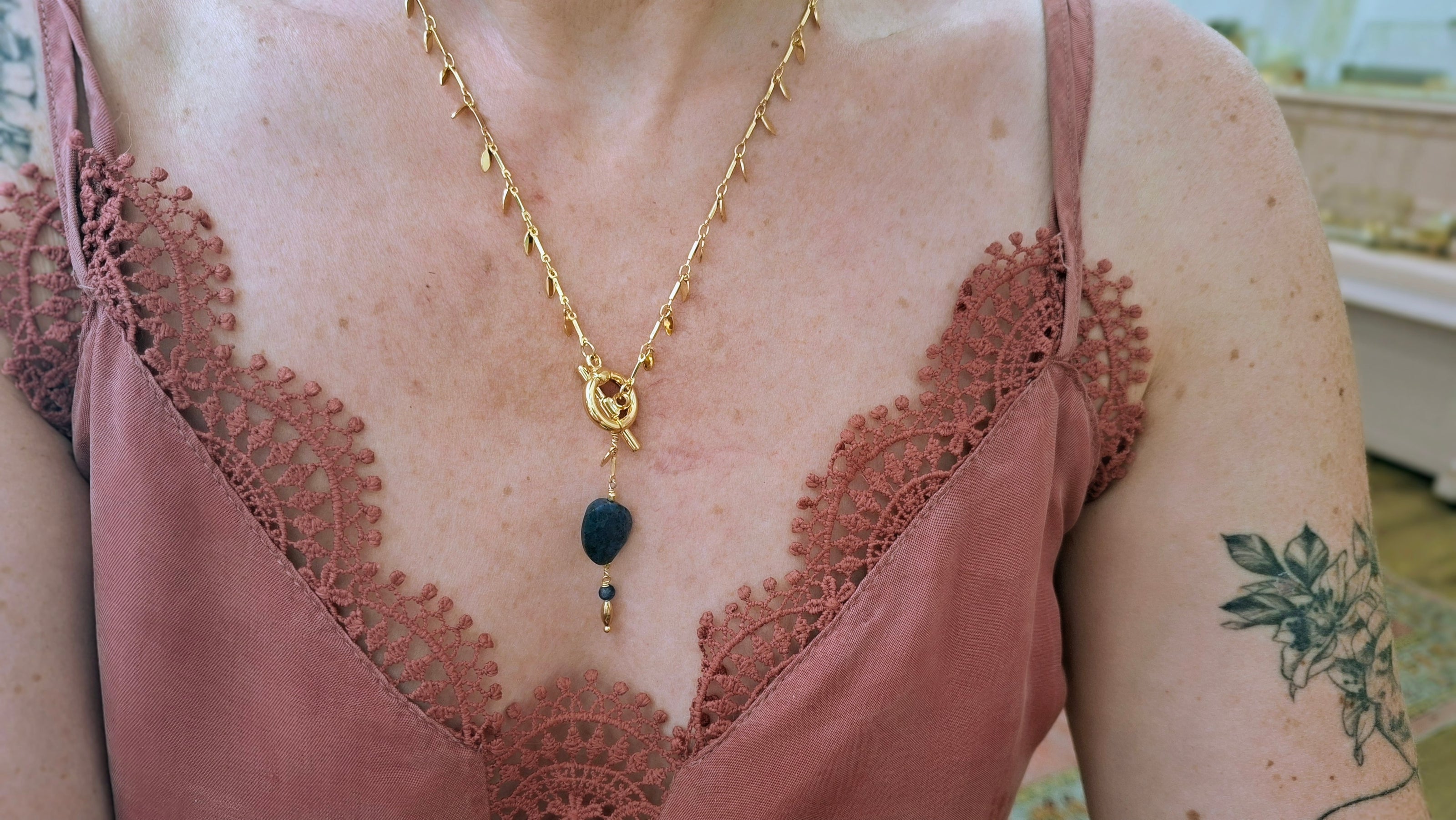 Collier QUIÉTUDE doré dumortierite - saphir
