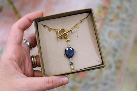 Collier QUIÉTUDE doré dumortierite - saphir