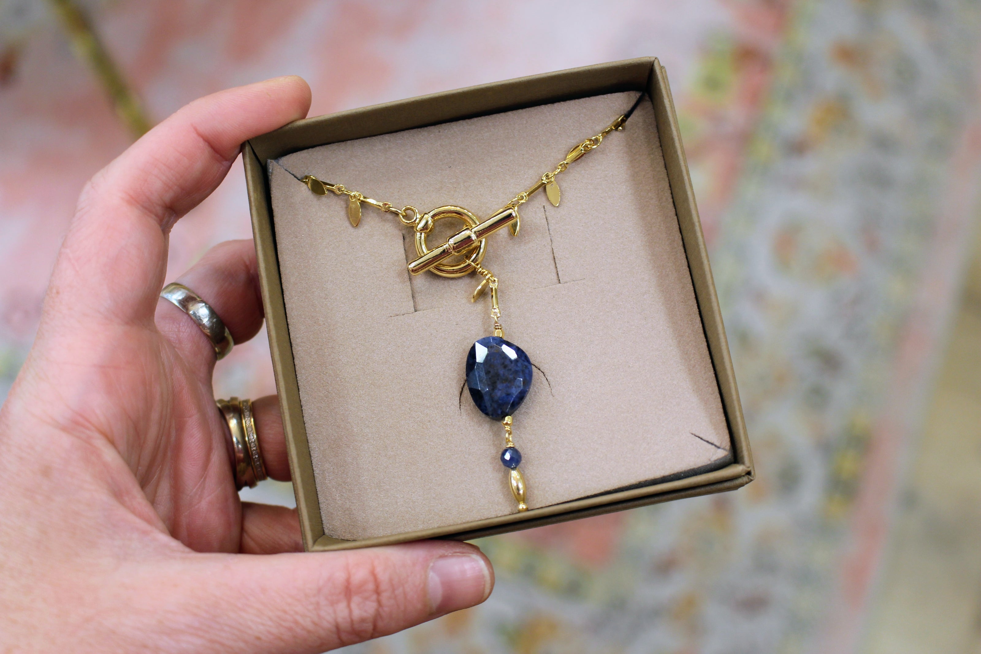 Collier QUIÉTUDE doré dumortierite - saphir