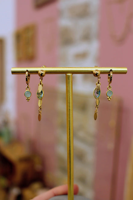 Boucles d'oreilles Indépendante Kassiopéia : pampilles dorées mobiles et pierres naturelles - Bijou en laiton doré 24 carats