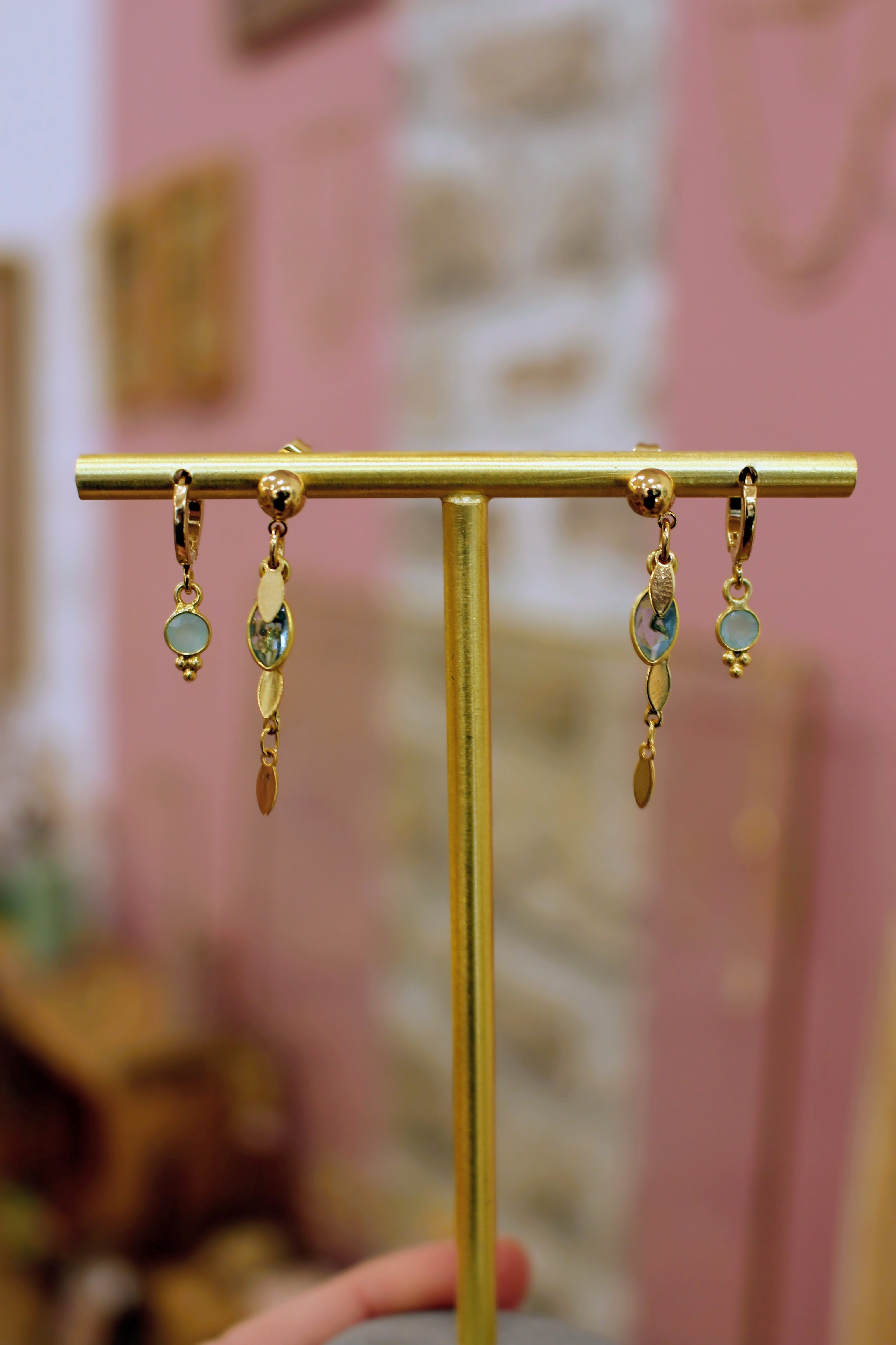 Boucles d'oreilles Indépendante Kassiopéia : pampilles dorées mobiles et pierres naturelles - Bijou en laiton doré 24 carats
