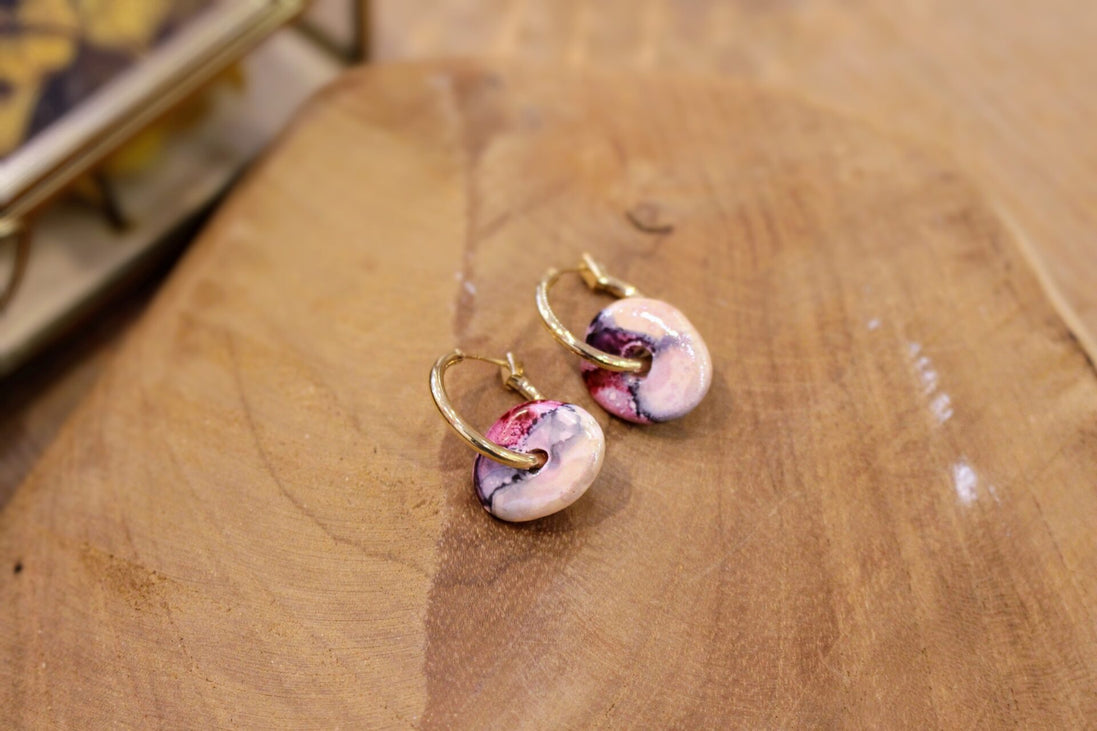 créoles dorées et donut céramique rose bijou fait main
