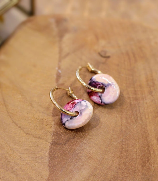 créoles dorées et donut céramique rose bijou fait main