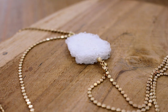collier long doré avec pendentif tranche de cristal de roche brut