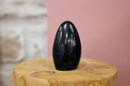 Pierre de Tourmaline noire forme libre 166 gr