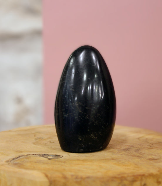 Pierre de Tourmaline noire forme libre 166 gr