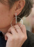 grandes boucles d'oreilles argenté design moderne anneaux gondolés et baguette