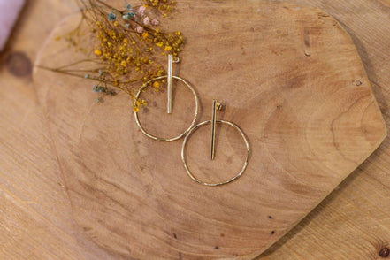 grandes boucles d'oreilles dorées modernes