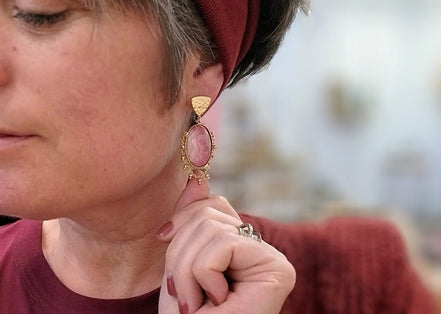 grandes boucles d'oreilles femme dorées et pierre rose