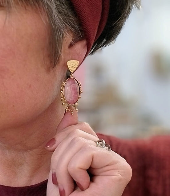grandes boucles d'oreilles femme dorées et pierre rose