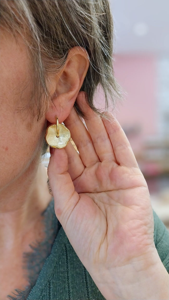 idée cadeau bijou femme boucles d'oreilles dorées forme organique