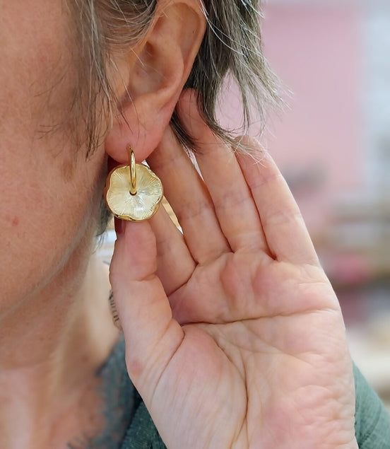 idée cadeau bijou femme boucles d'oreilles dorées forme organique