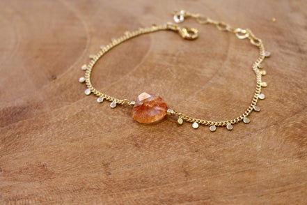 idée cadeau bijou femme bracelet doré et coeur en pierre naturelle