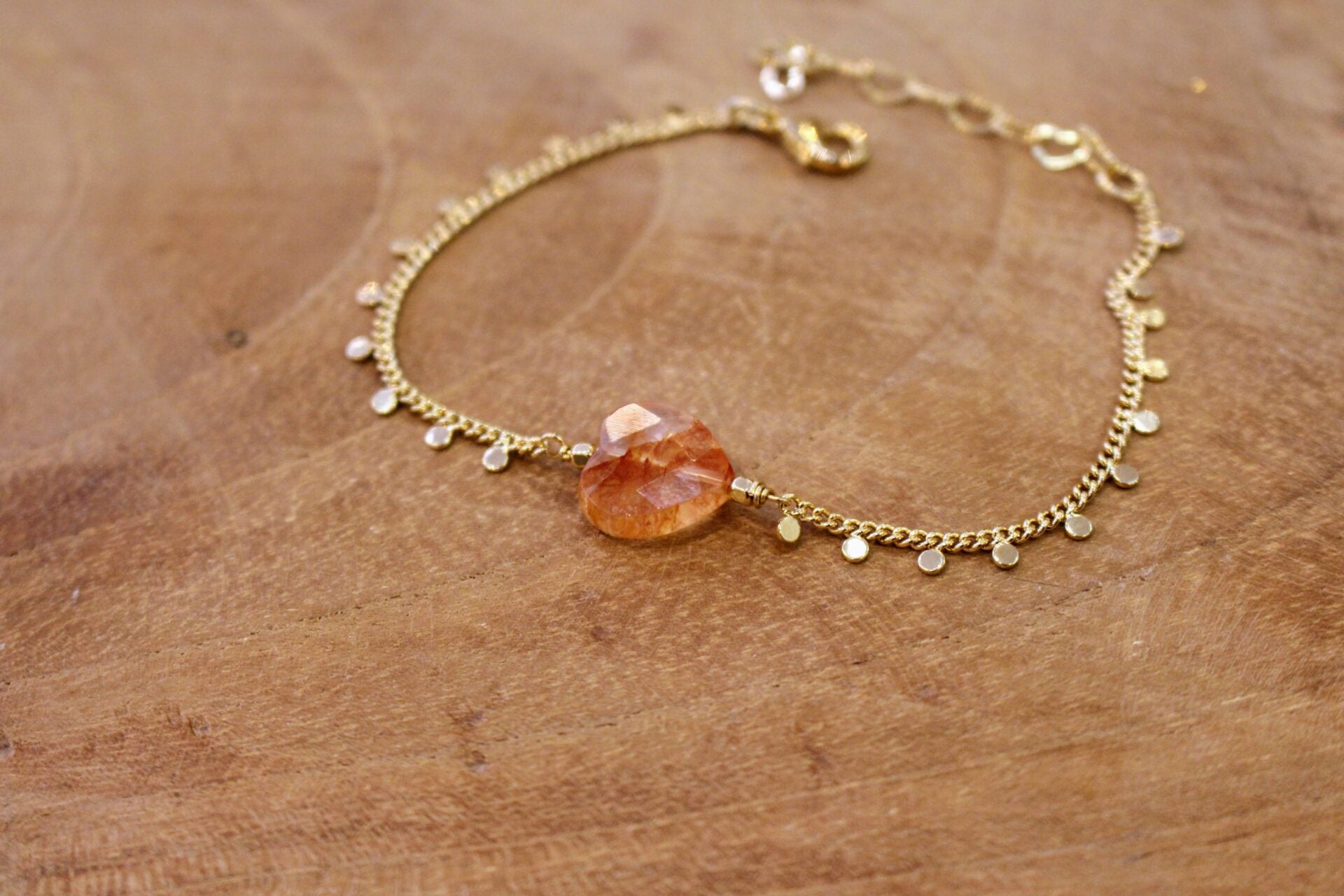 idée cadeau bijou femme bracelet doré et coeur en pierre naturelle